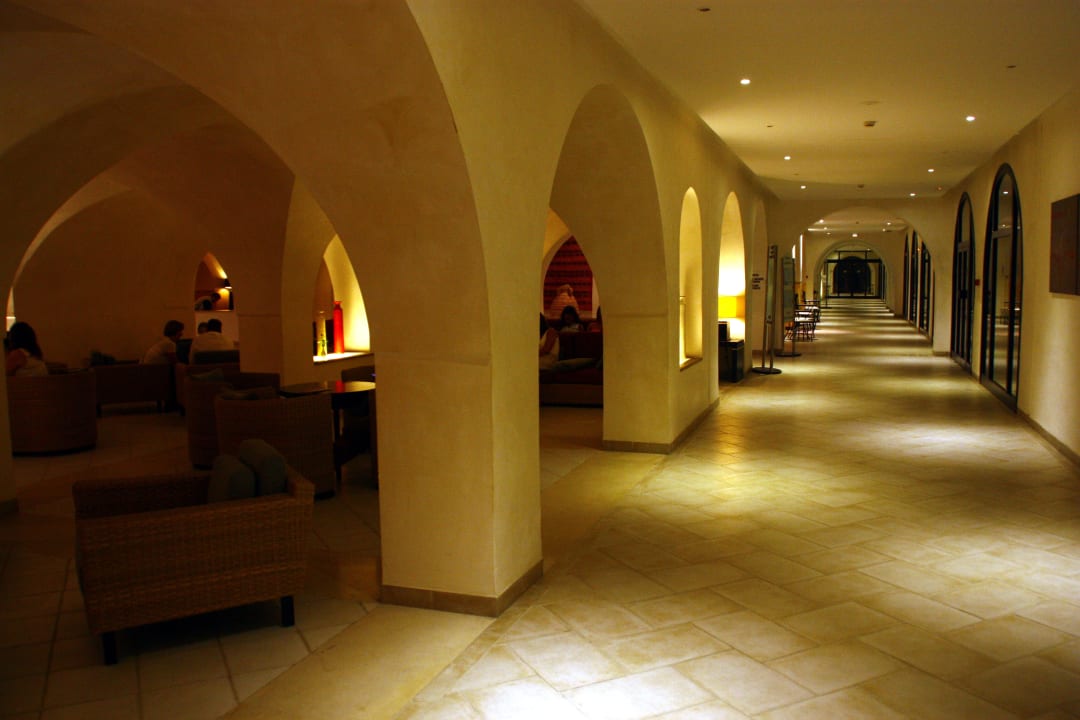 Lobby mit Gang zum Buffet-Restaurant Sentido Djerba Beach