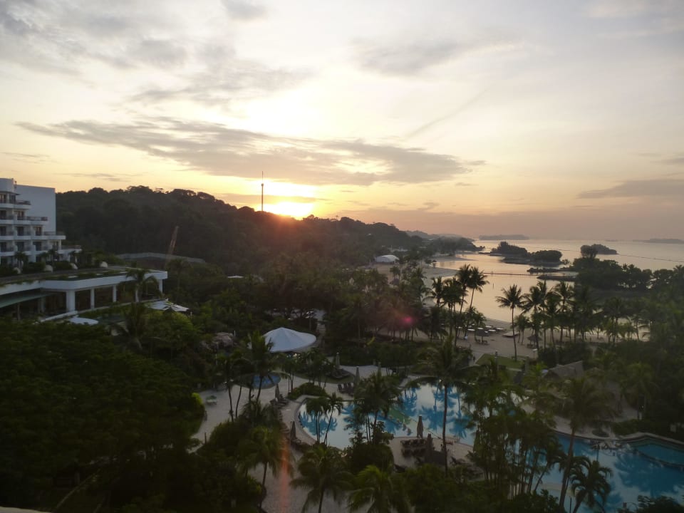 Sonnenaufgang -von unserem Balkon aus Hotel Shangri-La's Rasa Sentosa Resort