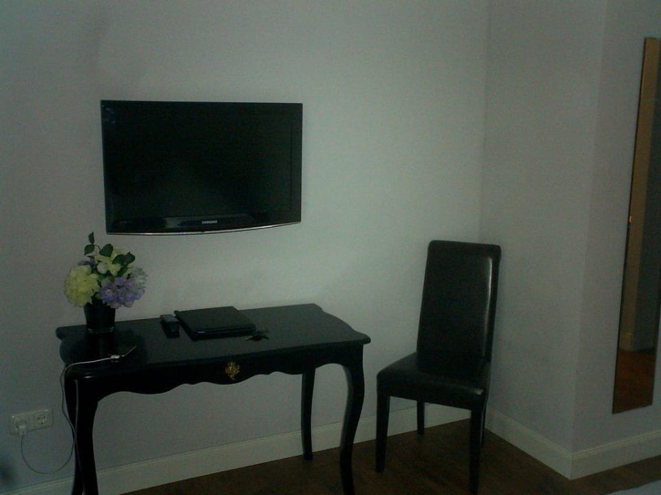 Flat-TV gegenüber vom Bett Hotel Nikolai