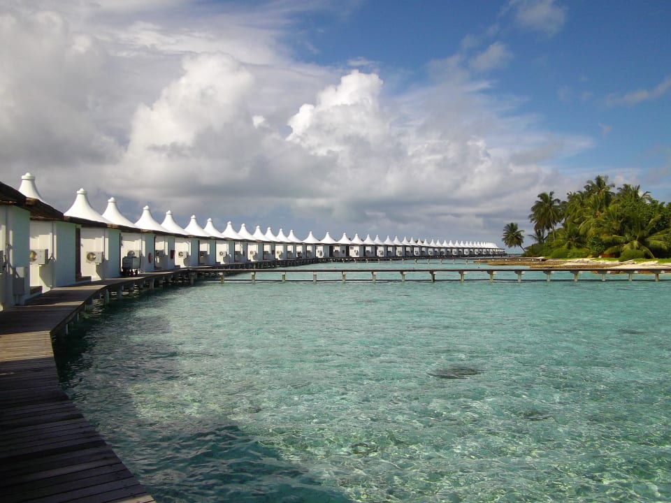 Wasserbungalows links Cinnamon Hakuraa Huraa Maldives