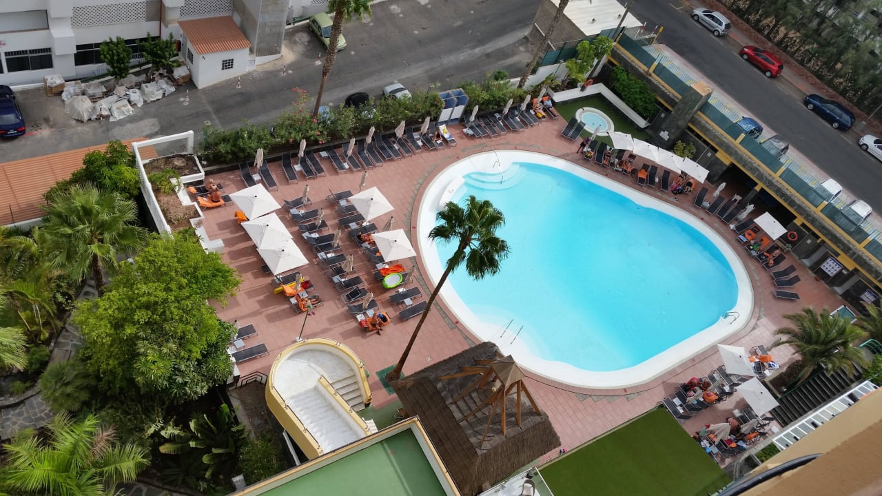 Der Pool von oben allsun Hotel Lucana