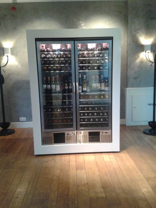 Weinkühlschrank vorm Restaurant TheaterHotel De Oranjerie