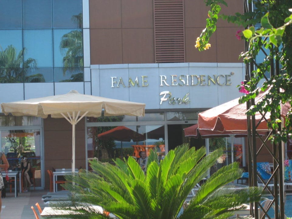 Hotel Eingang von der Promenade Fame Beach Hotel