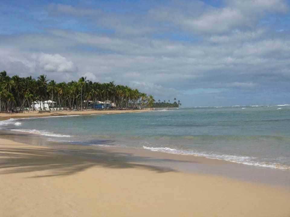Am Strand rechts  Grand Sirenis Punta Cana Resort & Aquagames