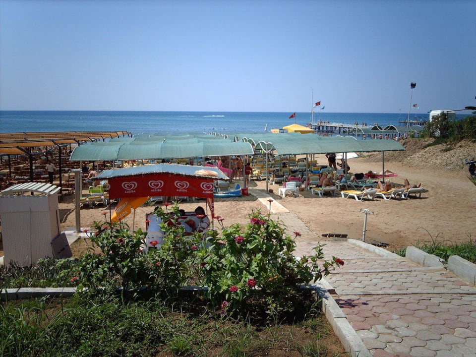 Von der Bar zum Strand Side Aluna Hotel