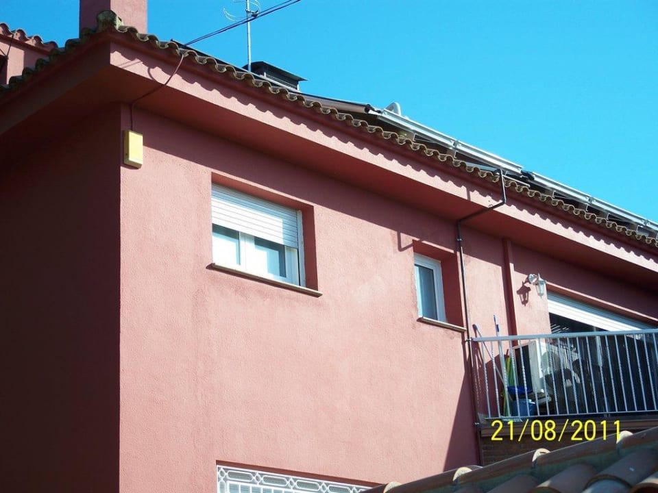 Die 2 kleine Fenster der Ferienwohnung Hotel Vilassar