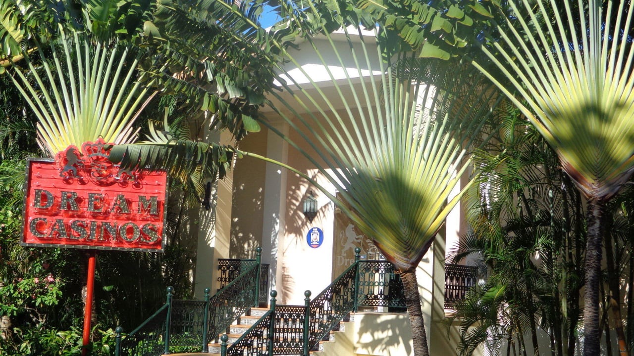 Eingang zum Casino am Tag Playabachata Hotel