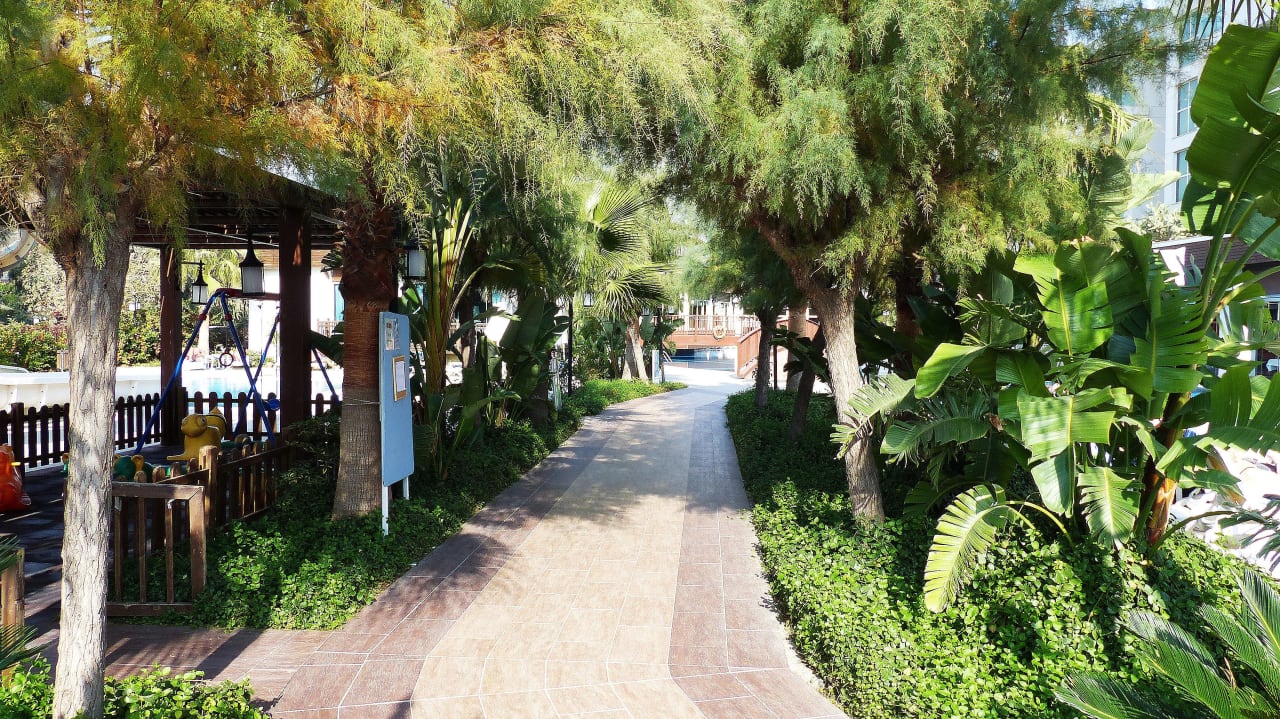 Schöne Bepflanzung Sunis Evren Beach Resort Hotel & Spa