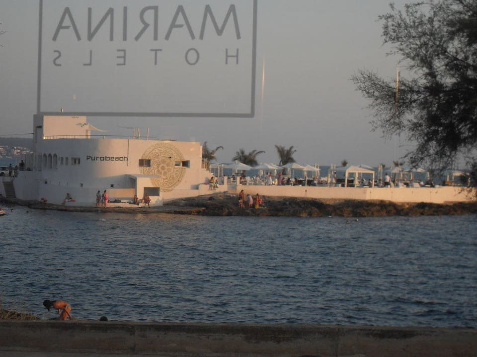 Blick vom Pool auf den Puro Beach Club AluaSoul Palma