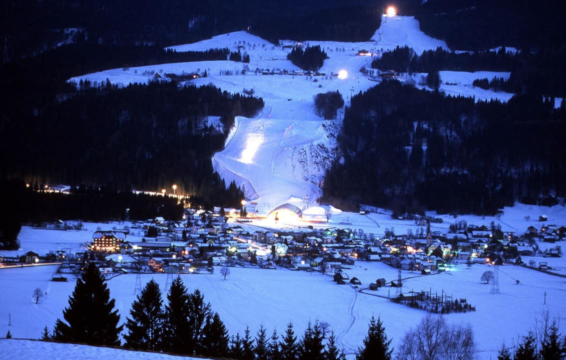 Blick von Enzianbrenner auf Talbahn Nassfeld Pension Enzianbrenner B&B