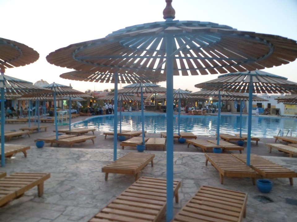 Pool vor Karnak Restaurant Mirage Bay Resort & Aqua Park