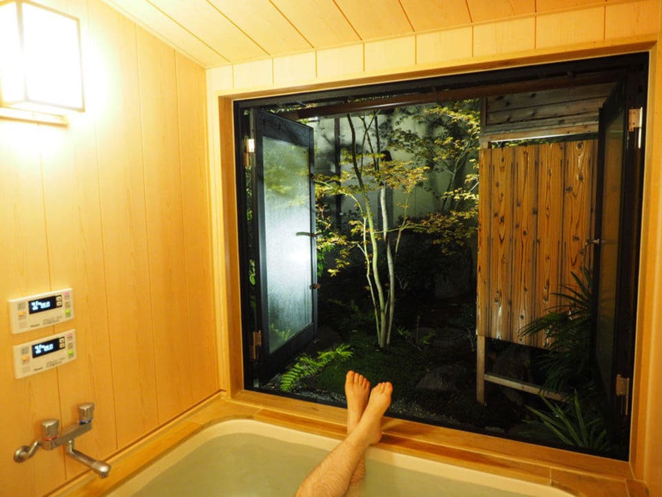 Bad mit "ONZEN" mit Ausblick in den Garten Ferienhaus Kyo Machiya no Yado Bettei Butsuguyacho