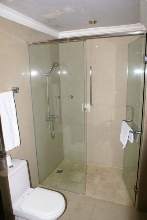 Badezimmer im Beach Wing Bungalow Puri Santrian