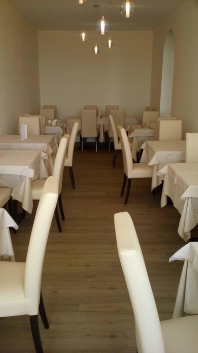 Eng gestellte Tische Hotel Ariston