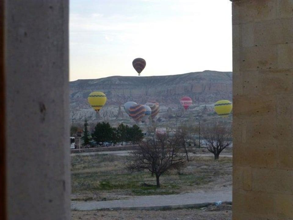 Fensterblick auf die aufsteigenden Ballons Hotel Royal Stone Houses - Goreme