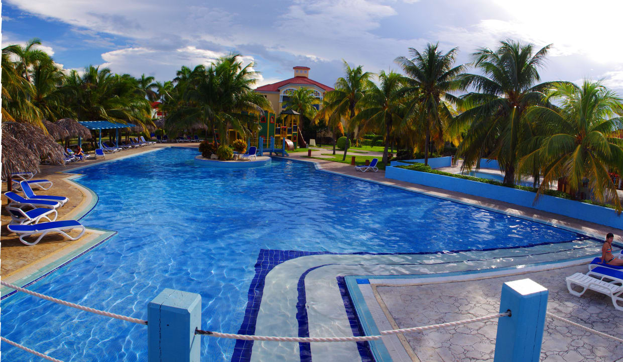 Die eine Seite des Pools Iberostar Origin Playa Alameda