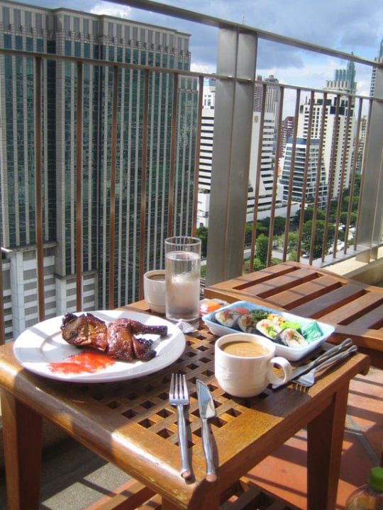 Mittagessen auf dem Balkon Grande Centre Point Ploenchit