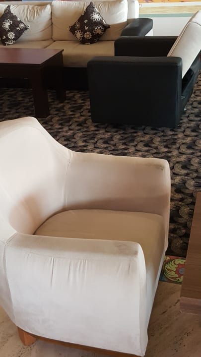 Dreckiges Sofa in der Lobby Salamis Bay Conti Resort Hotel & Casino