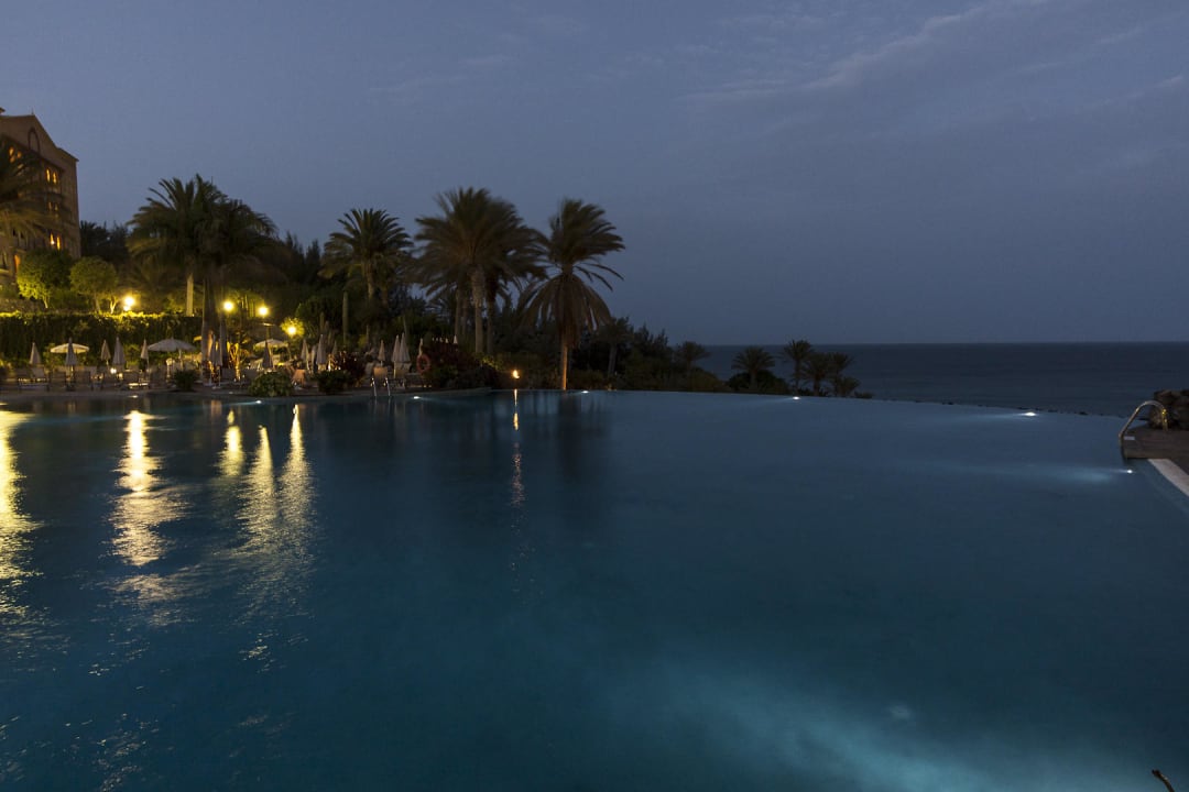 Infinity Pool am Abend R2 Rio Calma Hotel & Spa & Conference