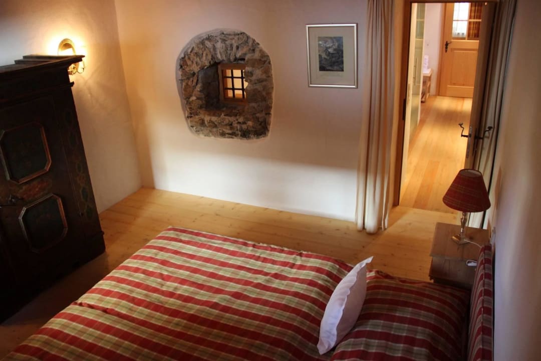 Schlafzimmer mit teilweise sichtbarer Steinmauer Landhaus & Schloss Anras