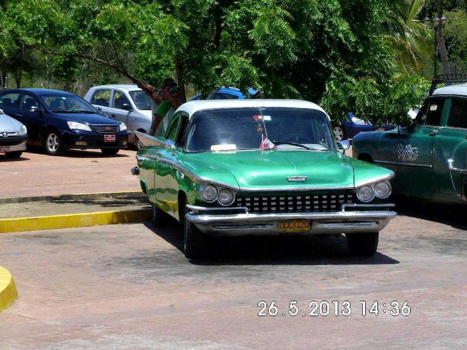 Taxi vor dem Hotel Hotel Playa Pesquero