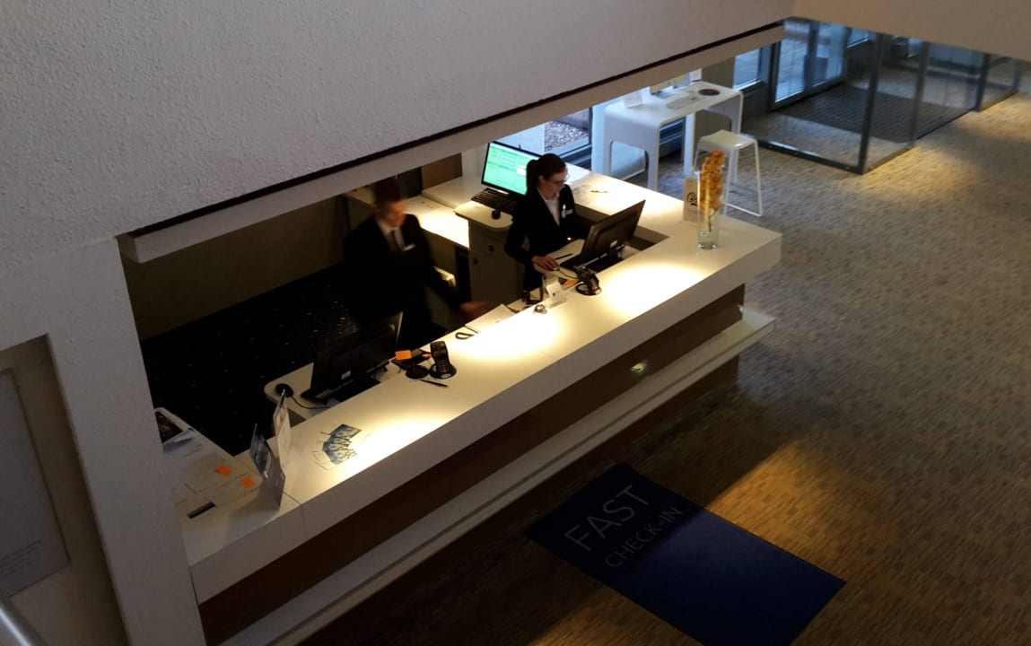 Rezeption zwischen Eingang und Lift Hotel Novotel Wroclaw