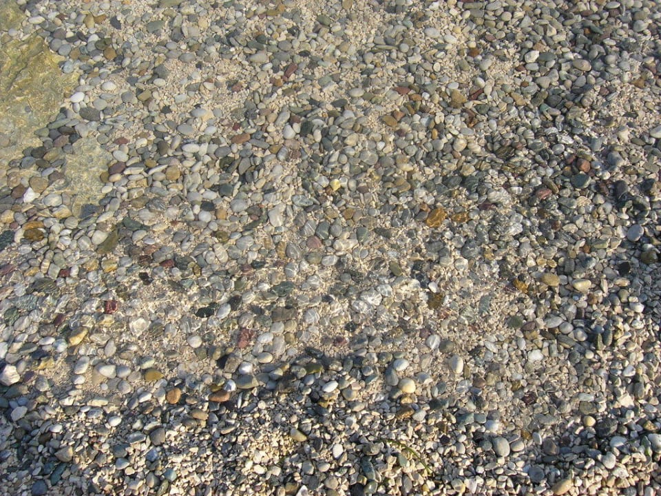 Kiesstrand mit klaren Wasser Maistra Select Belvedere Resort