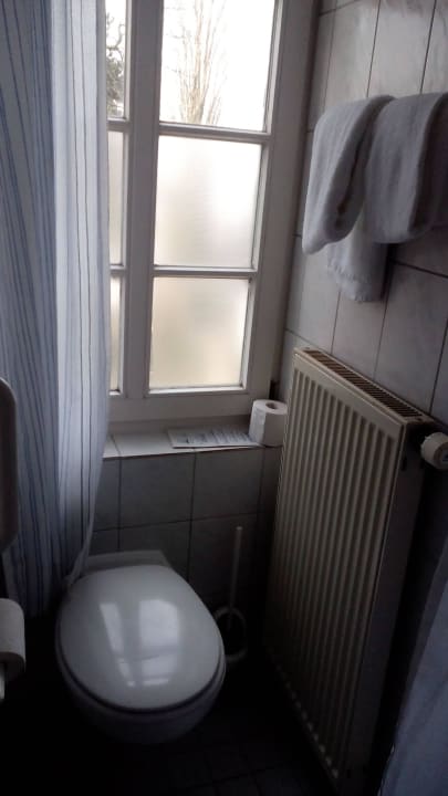 Bad - enge Toilettennische Grandhotel Esplanade