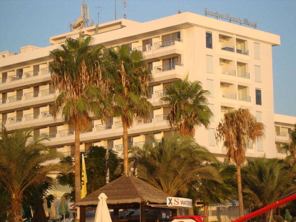 Hotel bei Sonnenaufgang von Strand Hotel Sunrise Beach