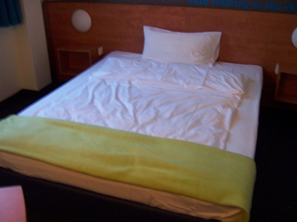 Etwas kleines Bett für 2 Personen B&B Hotel Kassel-City