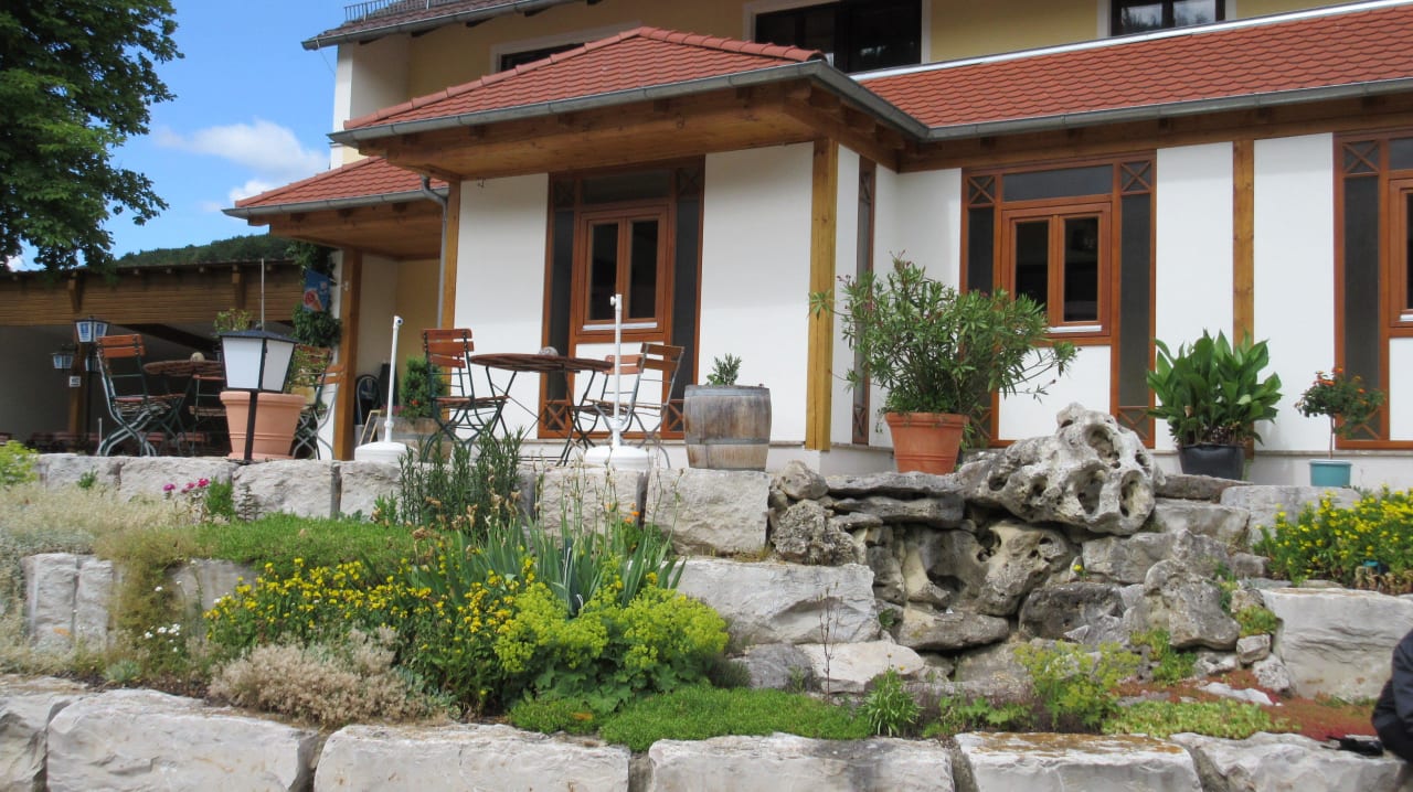 Toller Eingangsplatz Landgasthof zum Wolfsberg