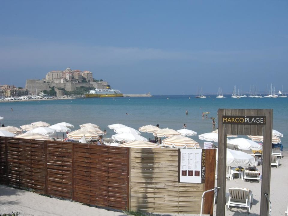 Hotelstrand mit Blick auf Calvi Hotel La Caravelle