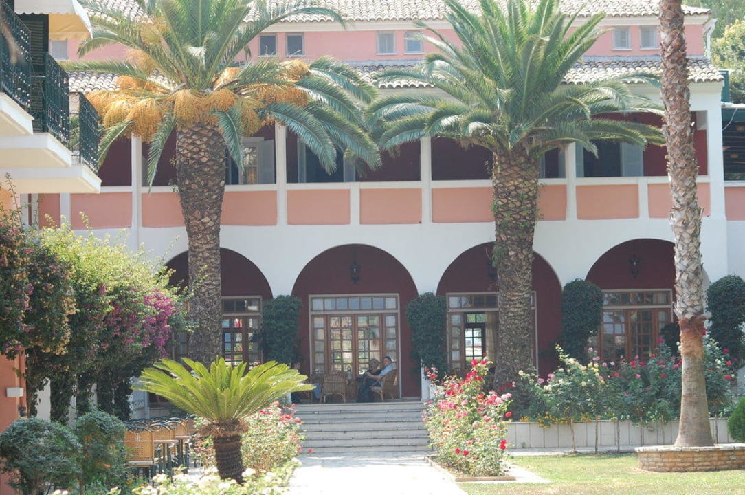 Blick vom Pool zum Haupthaus Hotel Ionian Princess & Thinalos