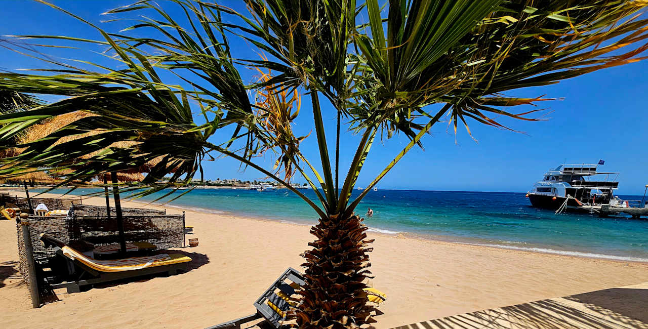 Strand Lotus Bay Beach Resort