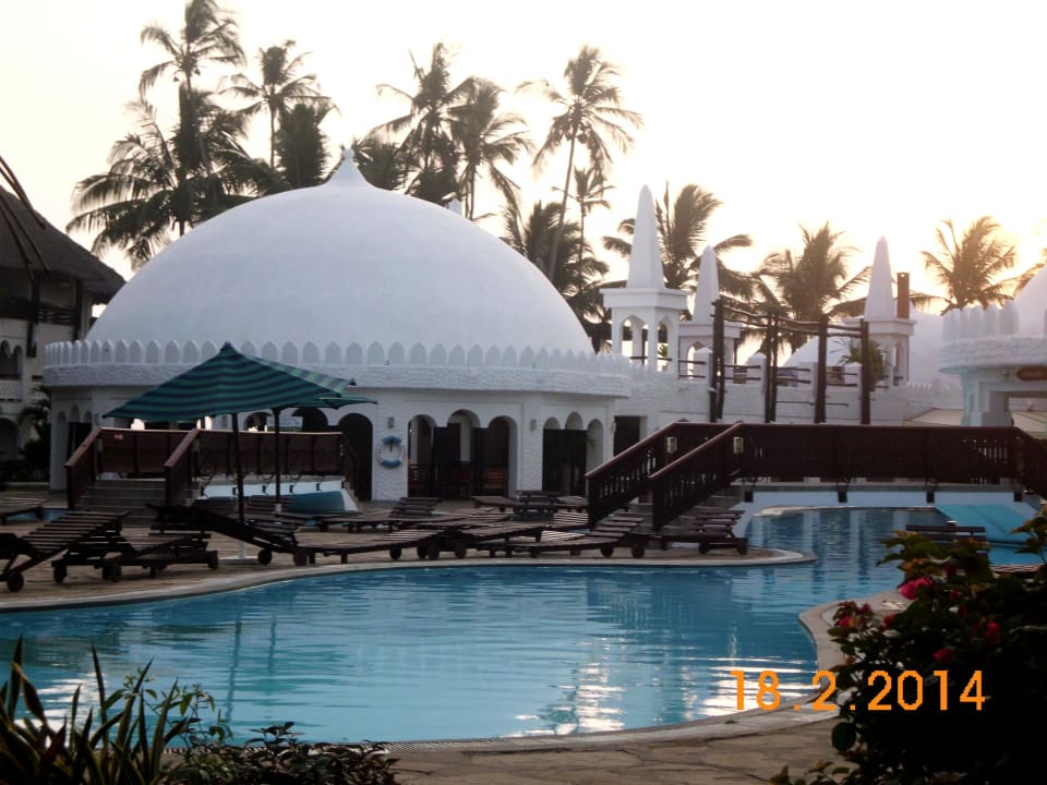 Pool mit Liegen Hotel Southern Palms Beach Resort