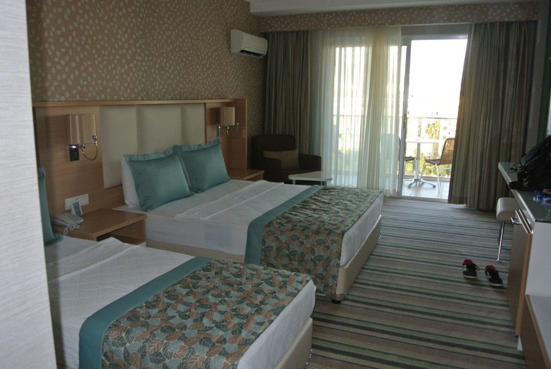 Ein Doppelbett und ein Einzelbett Hotel Royal Garden Beach
