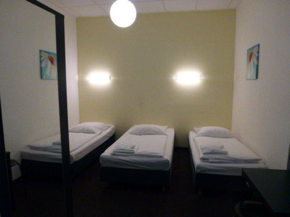 Blick von Badtür zu Betten Hotel 103