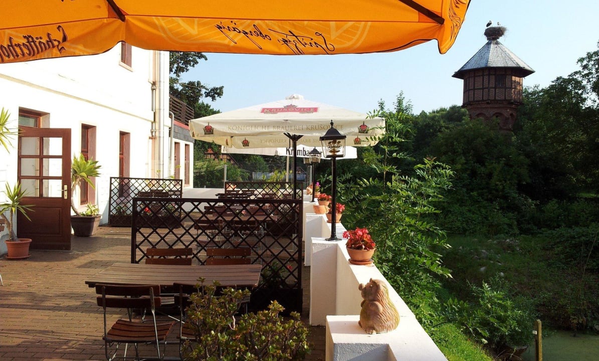 Biergarten mit Storchennest Landhotel Storchenkrug