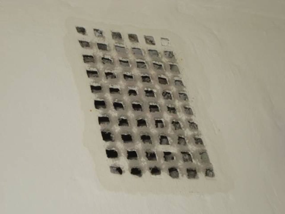 Verdrecktes Abluftgitter Haus Brandenburg