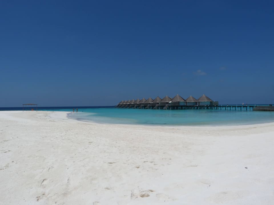 Blick Sandzunge zu den Superior Water Bungalows Angaga Island Resort
