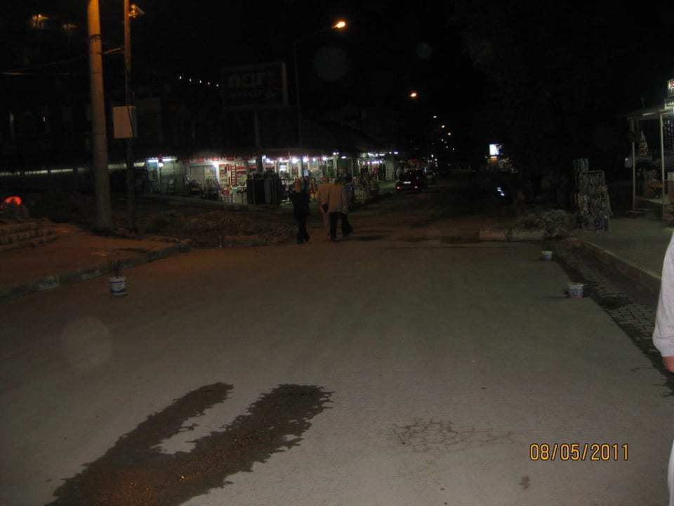 Ein paar Geschäfte vorm Hotel Hotel Sirma