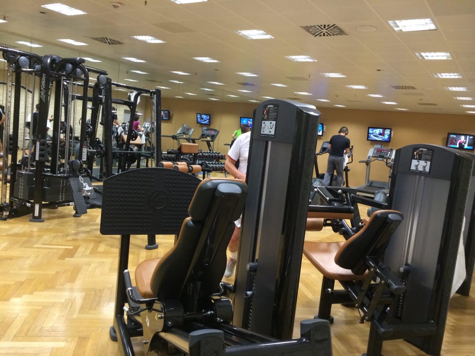 Trainingsraum 24 Stunden offen, gute Geräte Hilton Munich Airport