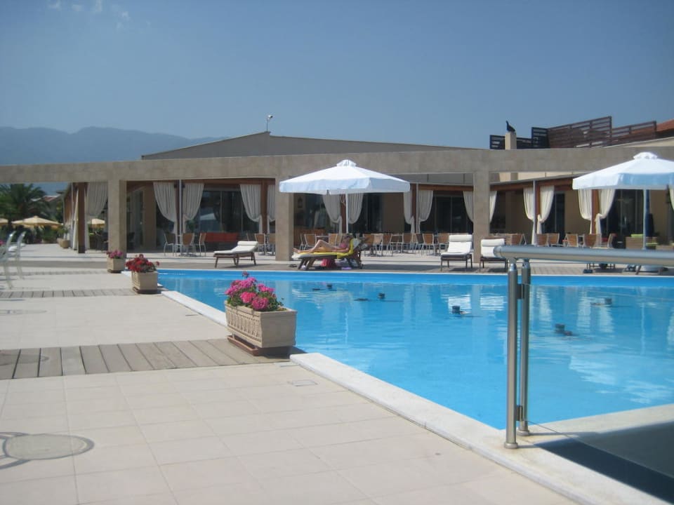 Wasserspiele mit Liegen alltoura Club Hotel Poseidon Palace