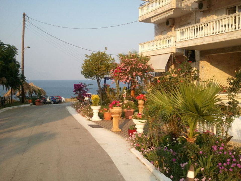 Vor dem Hotel Hotel Maistrali