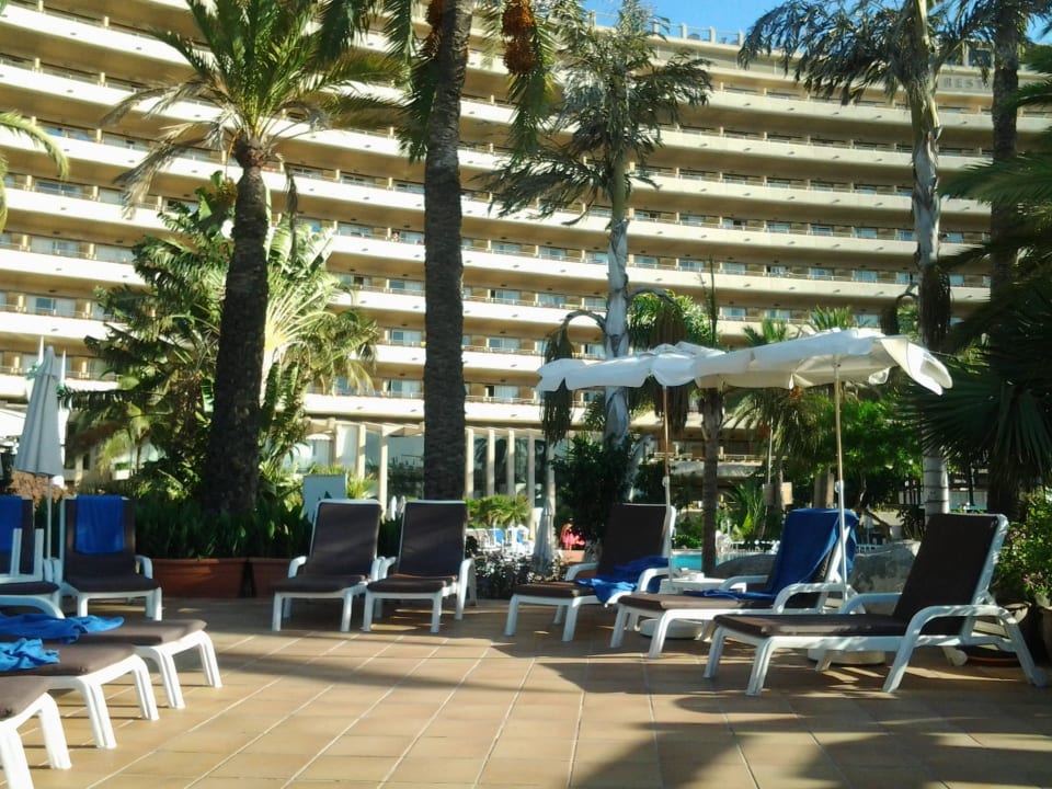 Liegenunterhalb vom großen Pool Gloria Palace San Agustin Thalasso & Hotel