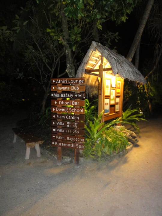 Wegweiser und Buggy Stop Kuramathi Maldives