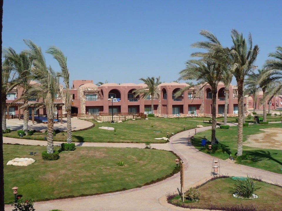 Gartenanlage mit Teil des Hotels Swisstouch Oriental Resort Marsa Alam
