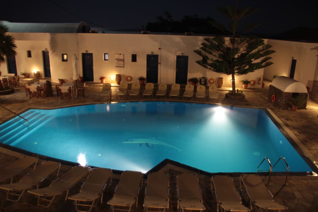 Der Pool bei Nacht Hotel Mathios Village