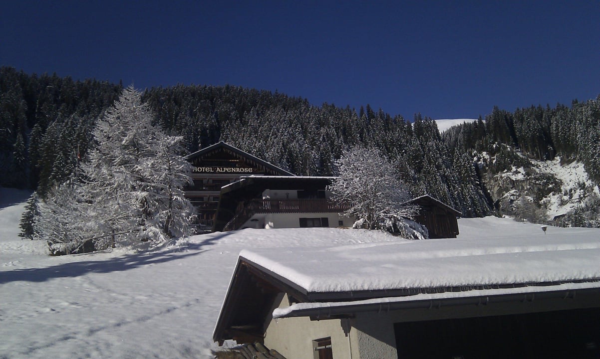 Hotel von der Straße aus gesehen Hotel Alpenrose