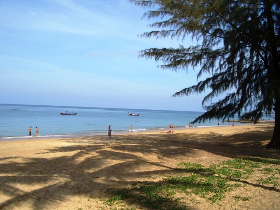 Der Strand direkt vor dem Hotel Khao Lak Bayfront Resort